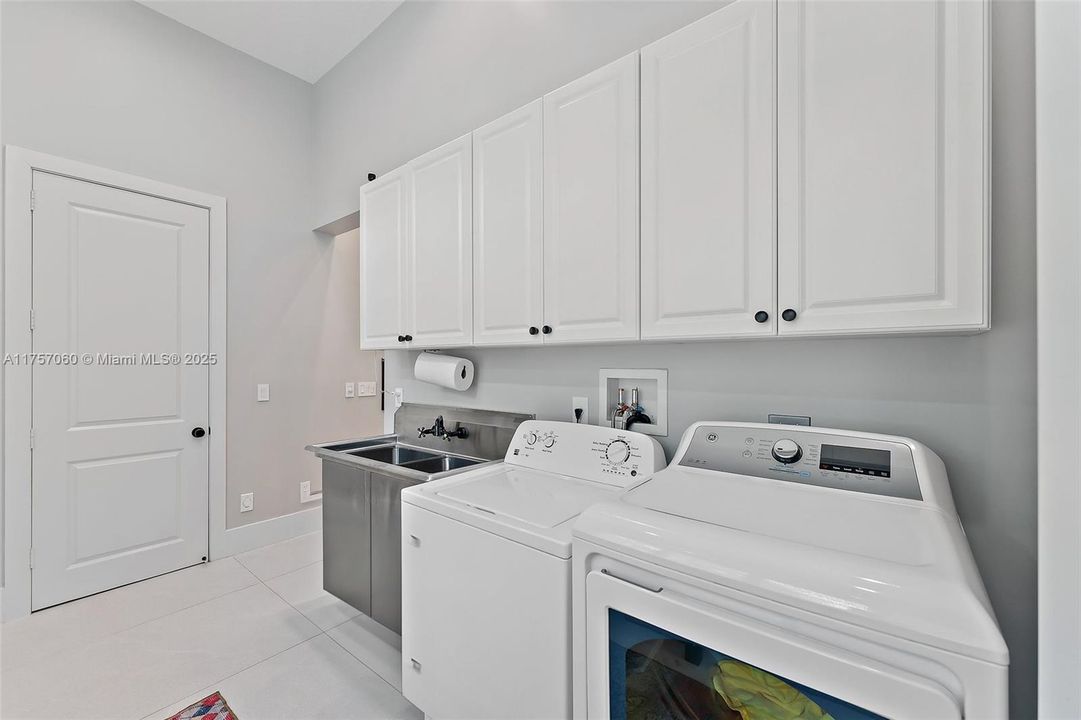 Recently Sold: $2,900,000 (5 beds, 4 baths, 4884 Square Feet)