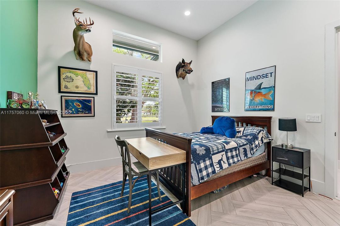 Recently Sold: $2,900,000 (5 beds, 4 baths, 4884 Square Feet)