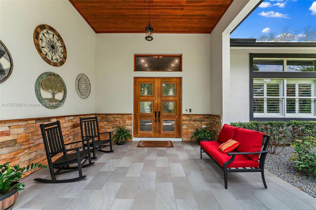 Recently Sold: $2,900,000 (5 beds, 4 baths, 4884 Square Feet)