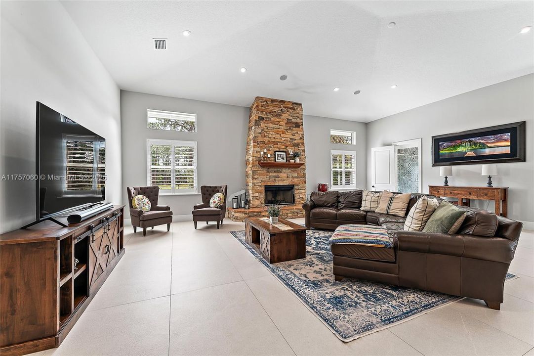 Recently Sold: $2,900,000 (5 beds, 4 baths, 4884 Square Feet)