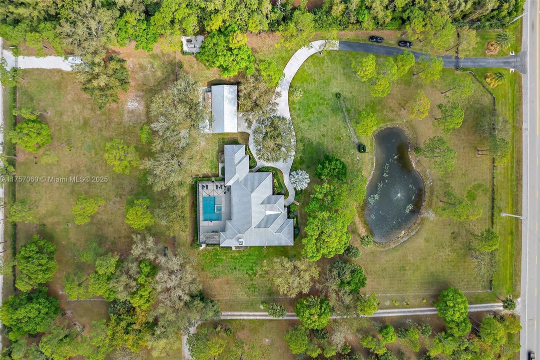 Recently Sold: $2,900,000 (5 beds, 4 baths, 4884 Square Feet)