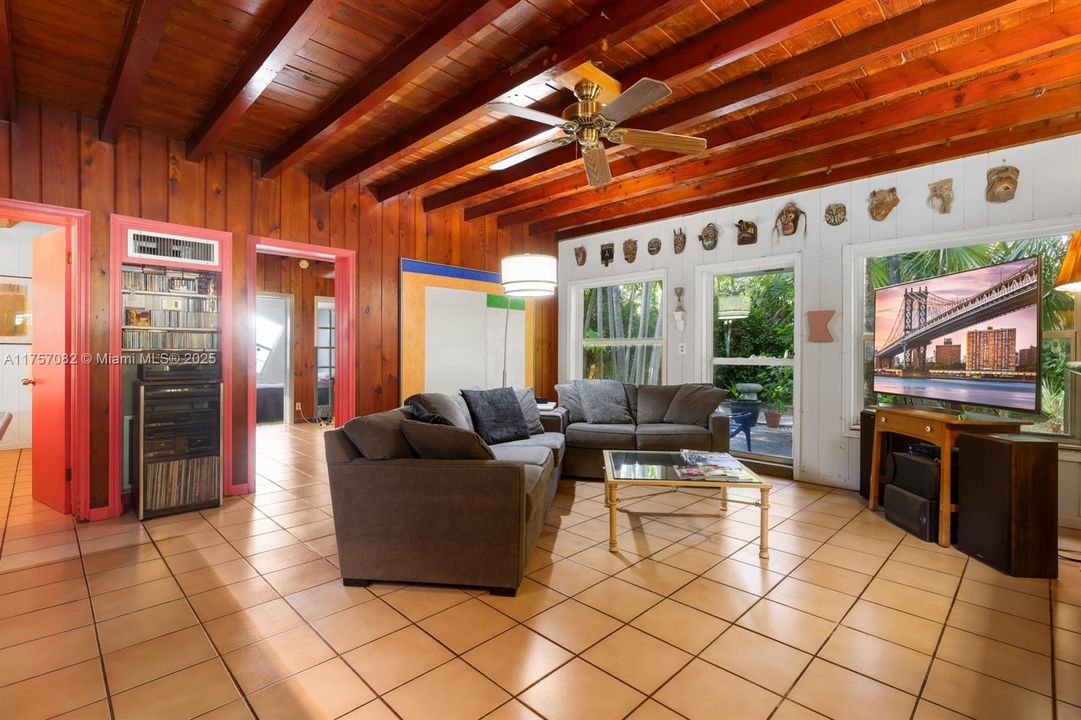 Vendido Recientemente: $1,550,000 (2 camas, 1 baños, 1556 Pies cuadrados)