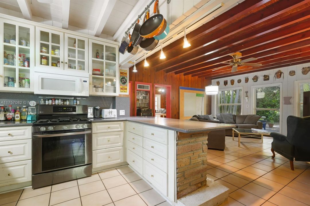 Vendido Recientemente: $1,550,000 (2 camas, 1 baños, 1556 Pies cuadrados)