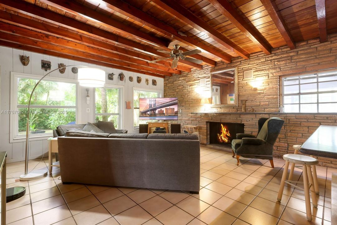 Vendido Recientemente: $1,550,000 (2 camas, 1 baños, 1556 Pies cuadrados)