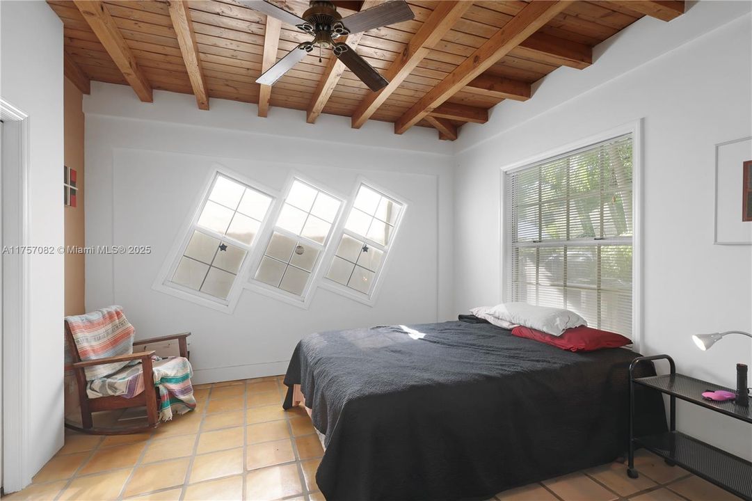 Vendido Recientemente: $1,550,000 (2 camas, 1 baños, 1556 Pies cuadrados)