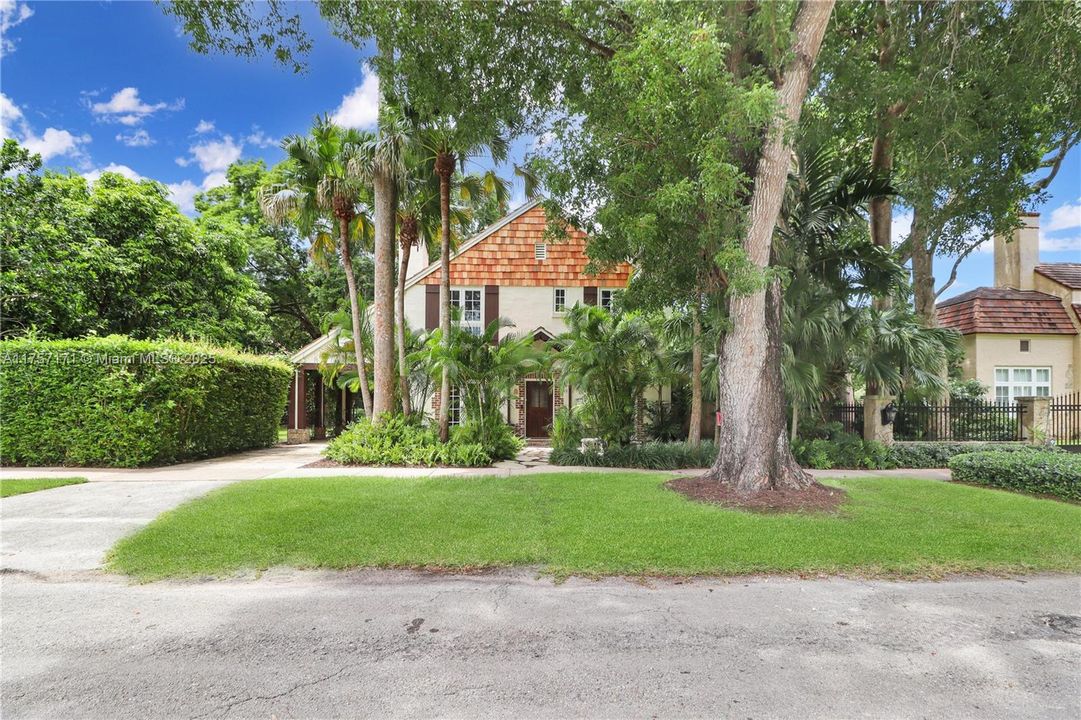 Recently Sold: $2,850,000 (4 beds, 3 baths, 2939 Square Feet)