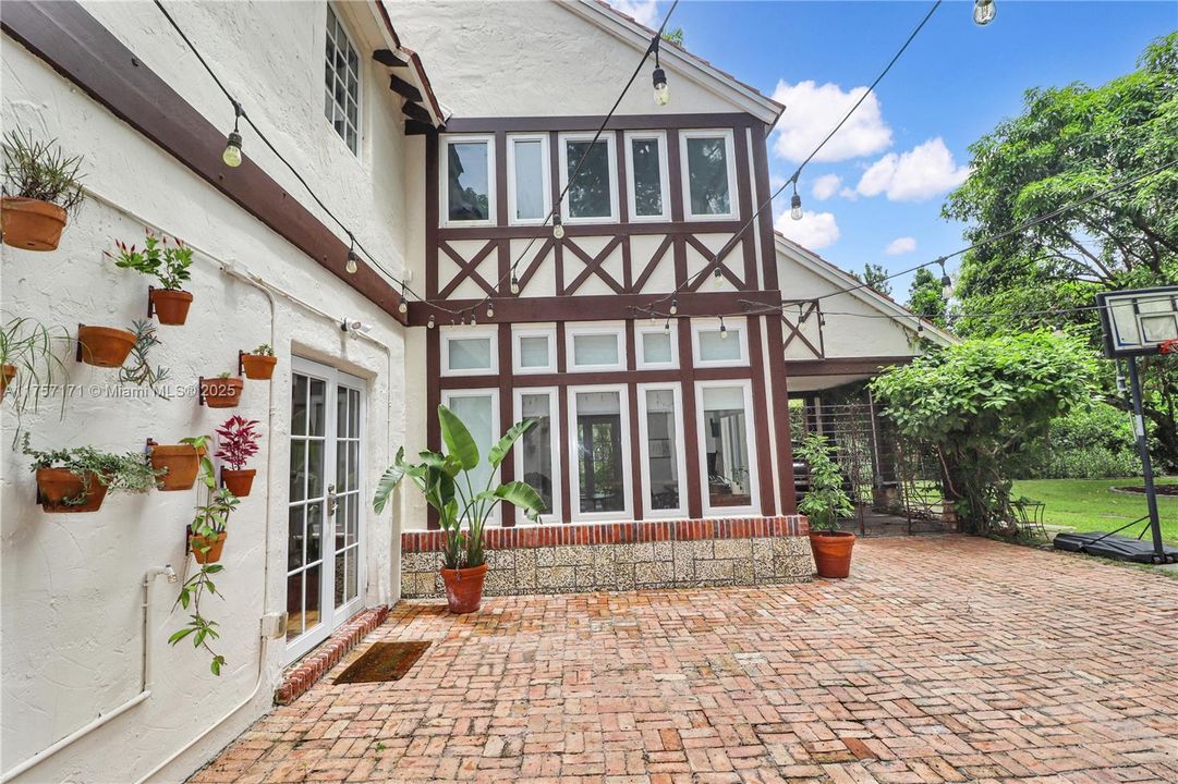 Recently Sold: $2,850,000 (4 beds, 3 baths, 2939 Square Feet)