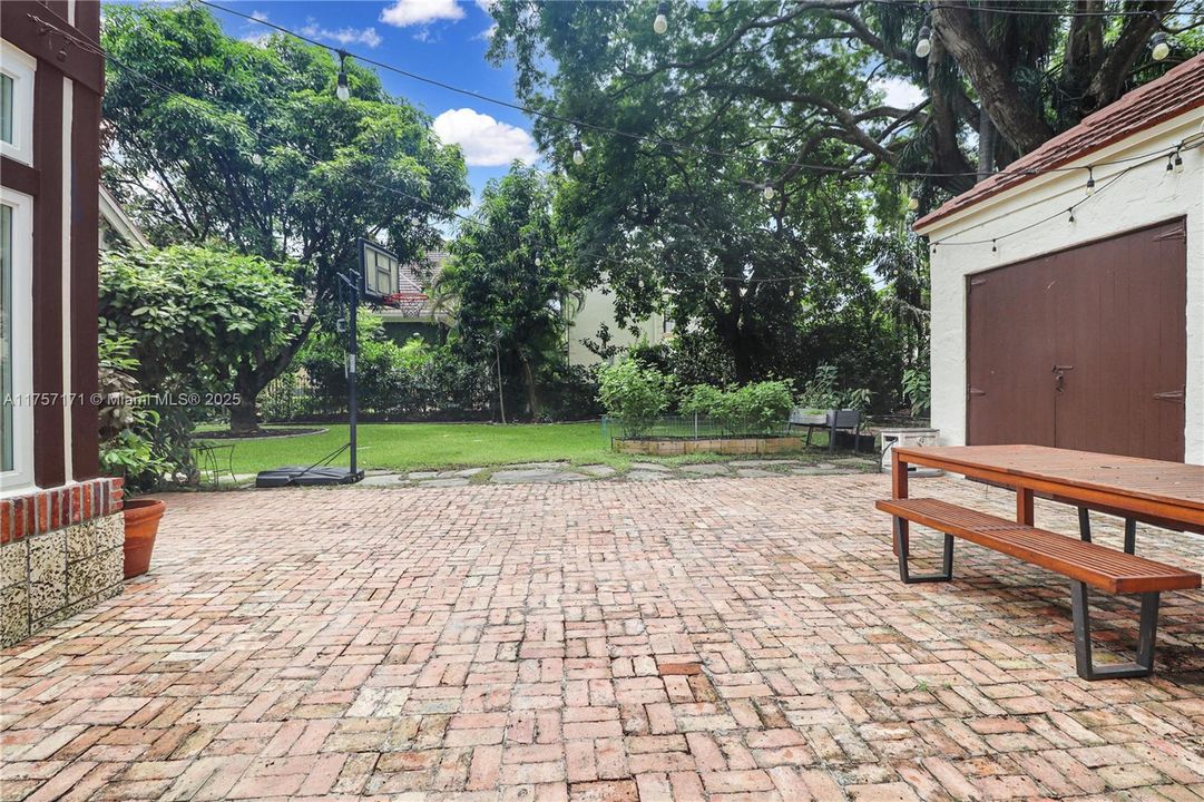 Recently Sold: $2,850,000 (4 beds, 3 baths, 2939 Square Feet)