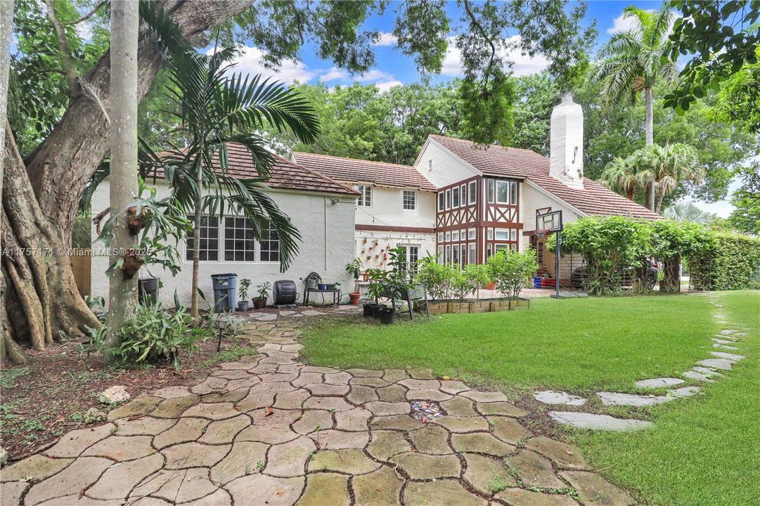 Recently Sold: $2,850,000 (4 beds, 3 baths, 2939 Square Feet)