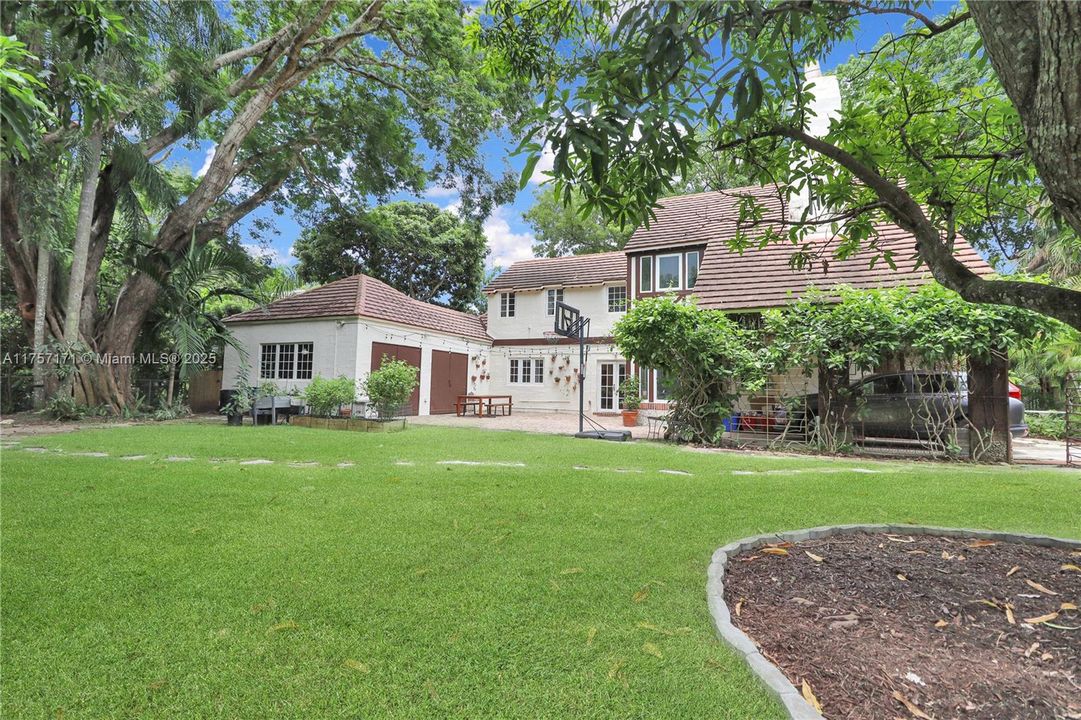 Recently Sold: $2,850,000 (4 beds, 3 baths, 2939 Square Feet)