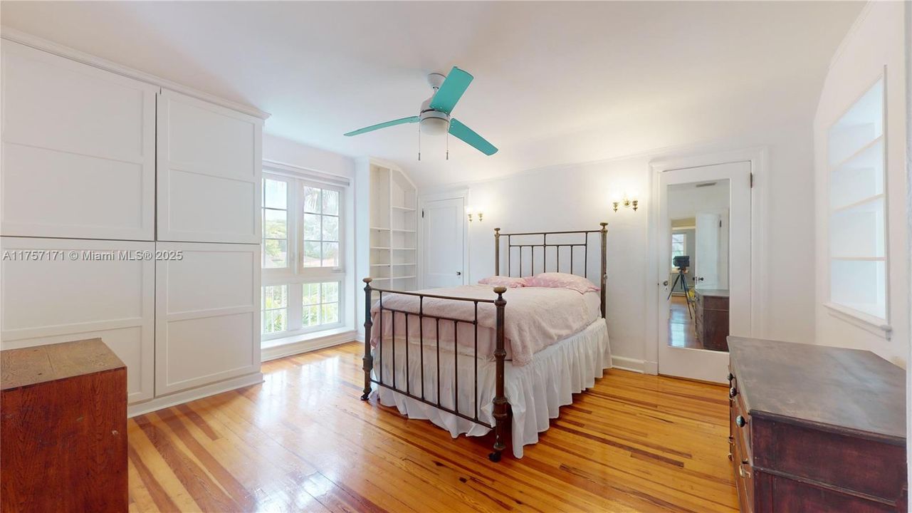 Recently Sold: $2,850,000 (4 beds, 3 baths, 2939 Square Feet)