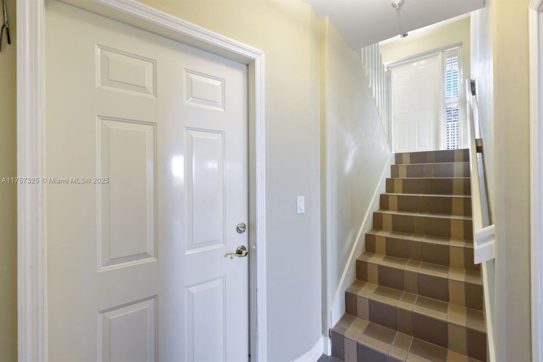 For Sale: $375,000 (3 beds, 3 baths, 2436 Square Feet)