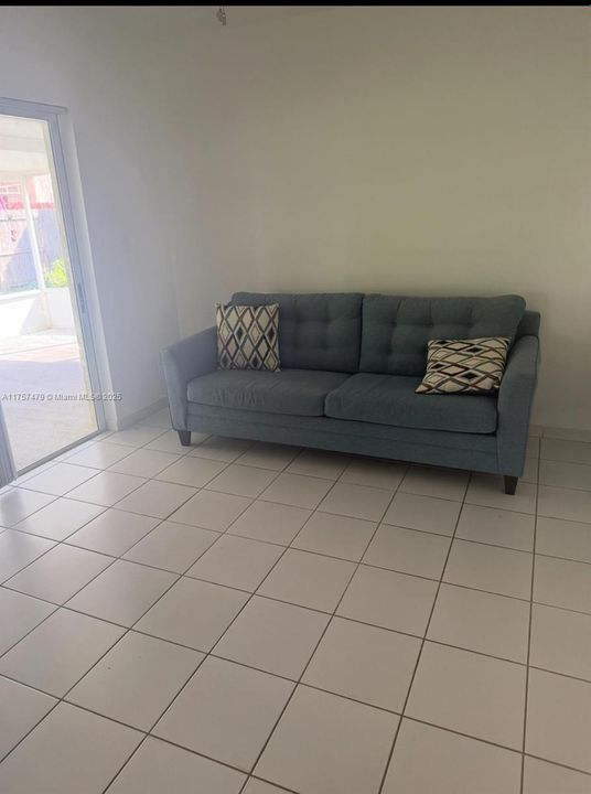 Recently Rented: $2,700 (3 beds, 2 baths, 1343 Square Feet)