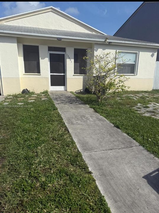 Recently Rented: $2,700 (3 beds, 2 baths, 1343 Square Feet)