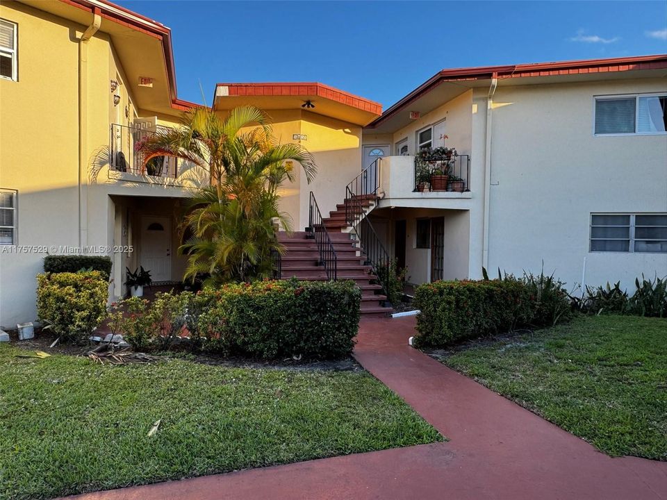 Active With Contract: $155,000 (2 beds, 2 baths, 935 Square Feet)