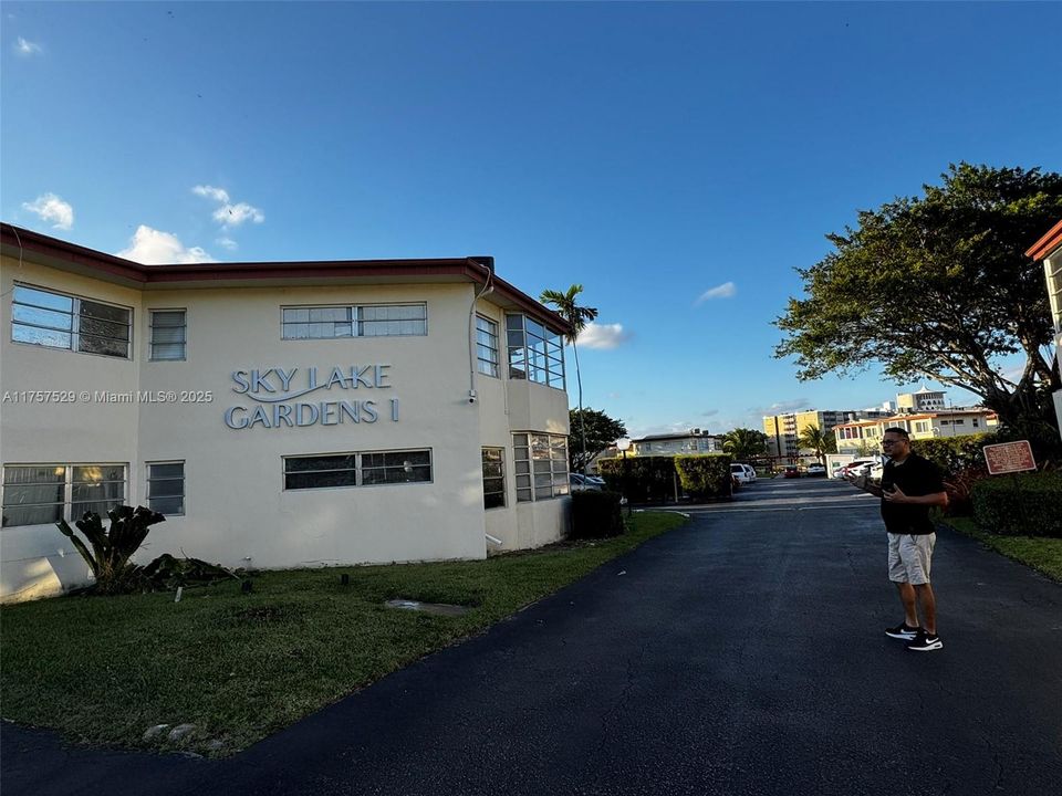 Active With Contract: $155,000 (2 beds, 2 baths, 935 Square Feet)