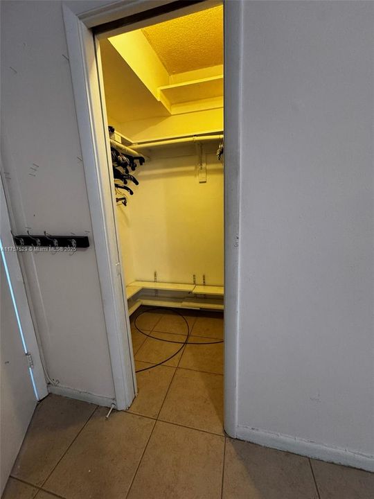 Active With Contract: $155,000 (2 beds, 2 baths, 935 Square Feet)