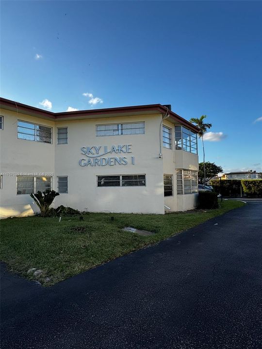 Active With Contract: $155,000 (2 beds, 2 baths, 935 Square Feet)