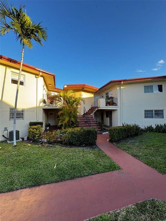 Active With Contract: $155,000 (2 beds, 2 baths, 935 Square Feet)