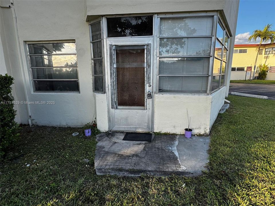 Active With Contract: $155,000 (2 beds, 2 baths, 935 Square Feet)