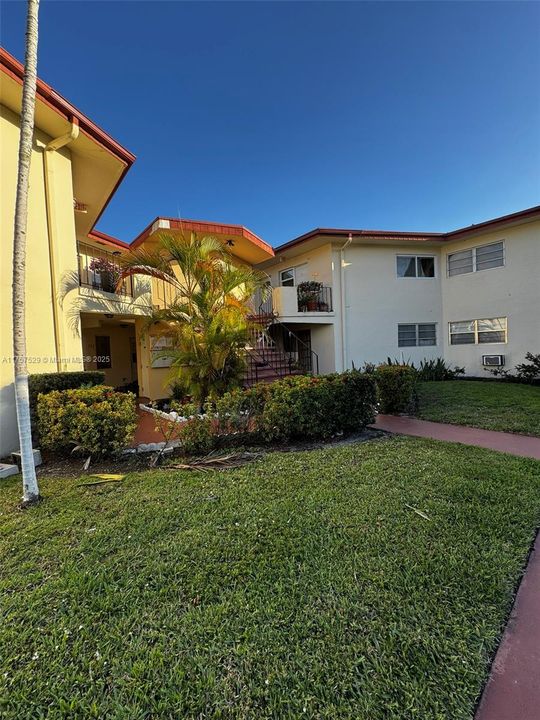 Active With Contract: $155,000 (2 beds, 2 baths, 935 Square Feet)