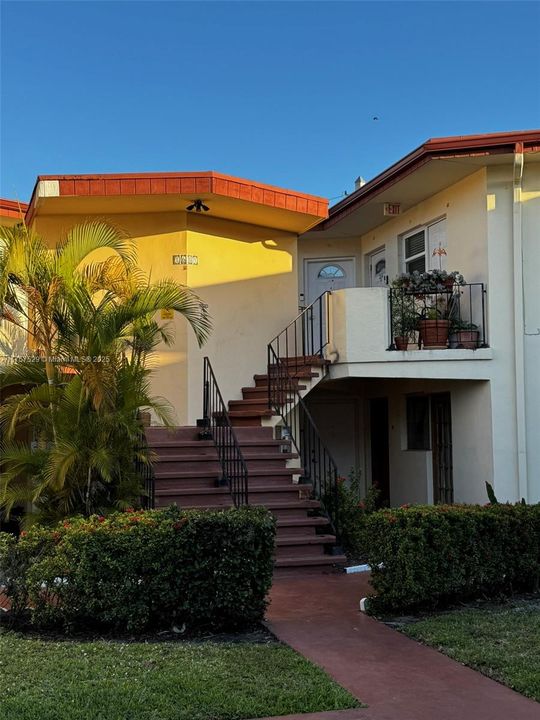 Active With Contract: $155,000 (2 beds, 2 baths, 935 Square Feet)