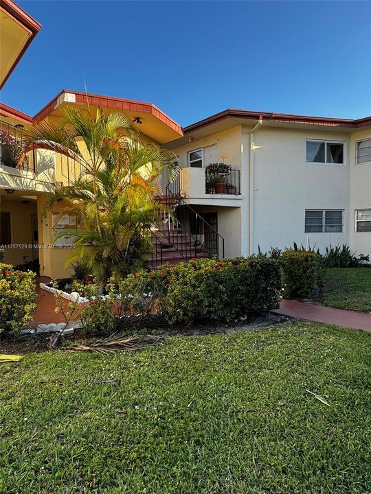 Active With Contract: $155,000 (2 beds, 2 baths, 935 Square Feet)