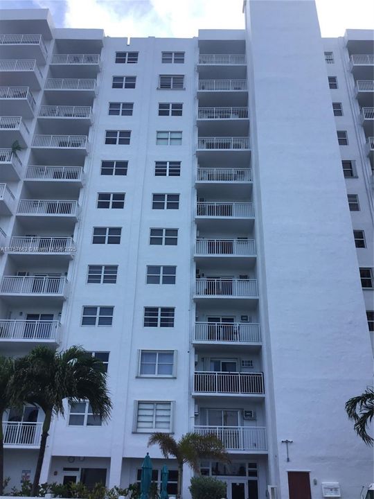 Recently Rented: $1,950 (1 beds, 1 baths, 647 Square Feet)