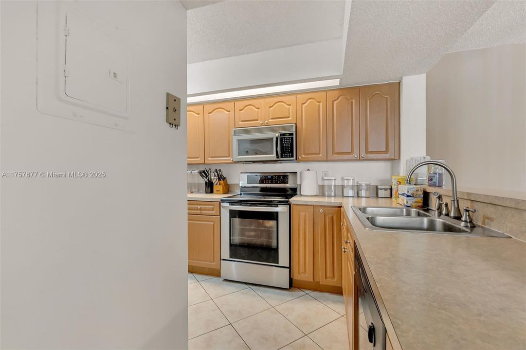 Recently Sold: $245,000 (2 beds, 2 baths, 1106 Square Feet)
