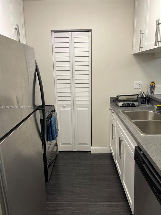 最近租的: $2,000 (1 贝兹, 1 浴室, 575 平方英尺)