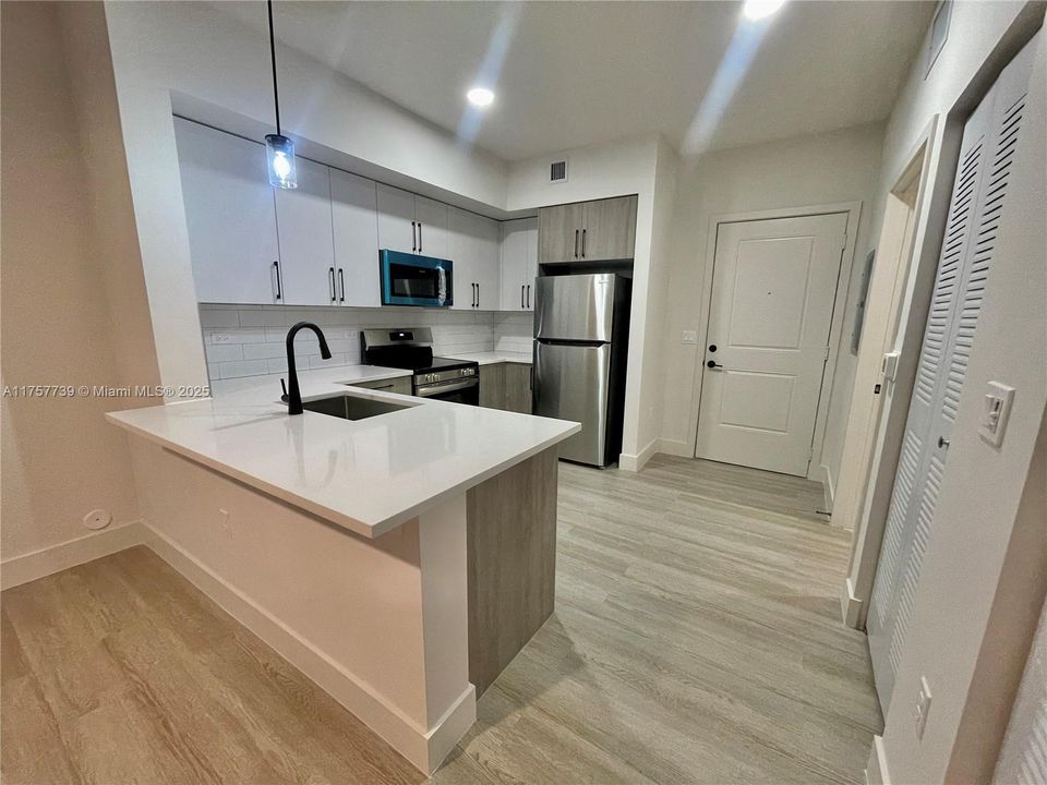 Recently Rented: $1,950 (1 beds, 1 baths, 558 Square Feet)