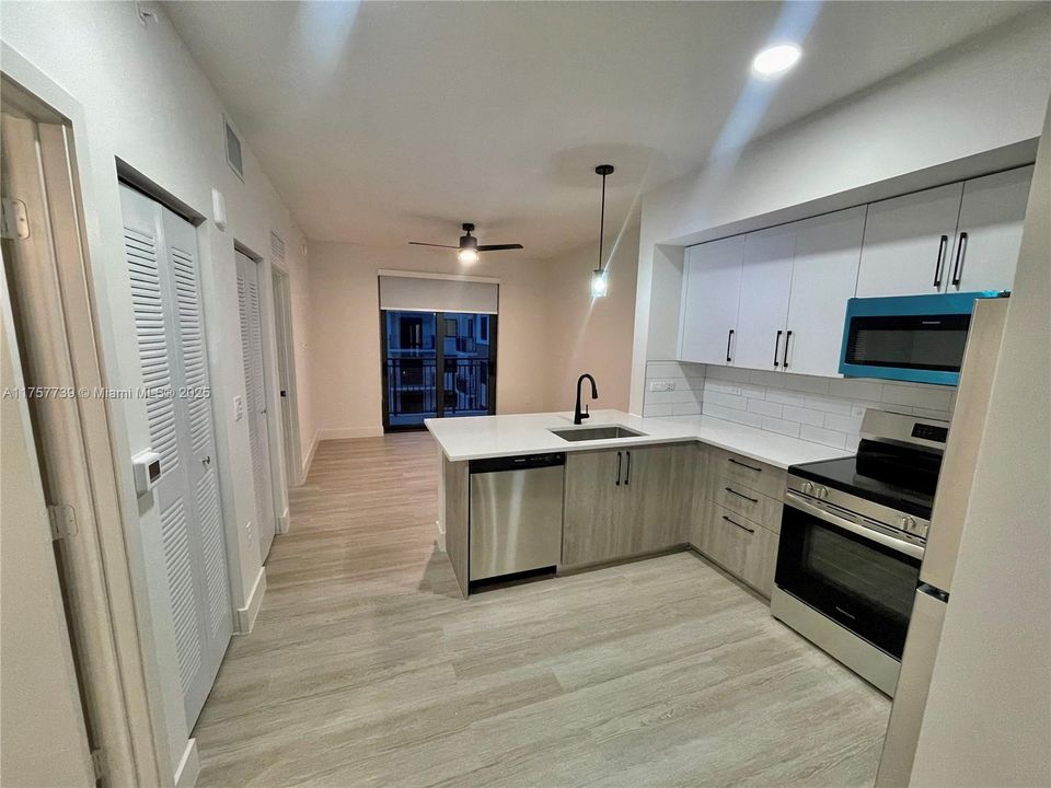 Recently Rented: $1,950 (1 beds, 1 baths, 558 Square Feet)