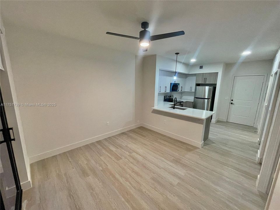 Recently Rented: $1,950 (1 beds, 1 baths, 558 Square Feet)