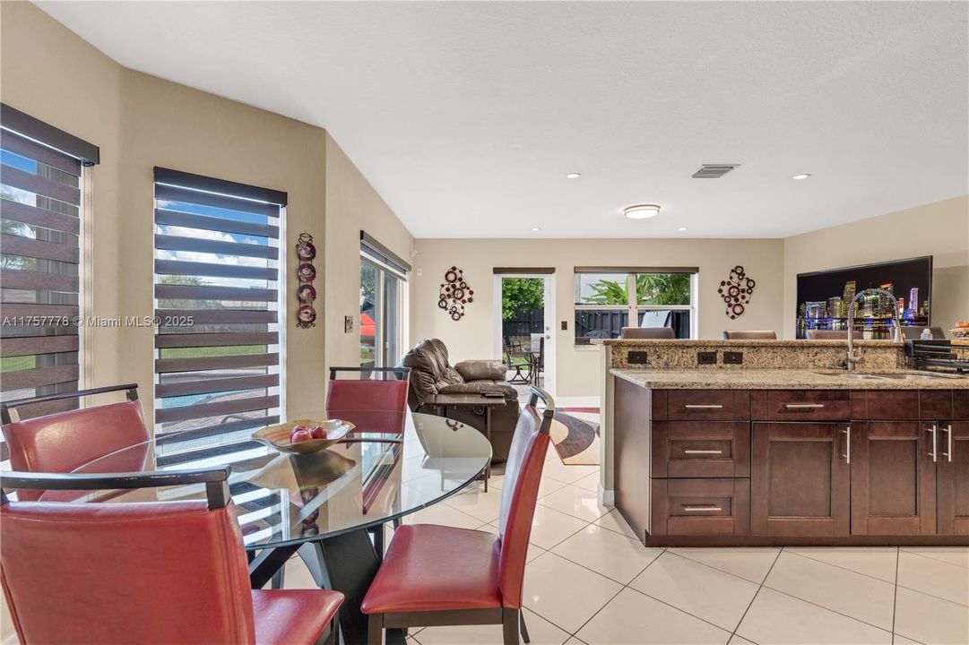 Recientemente alquilado: $4,200 (4 camas, 2 baños, 2550 Pies cuadrados)