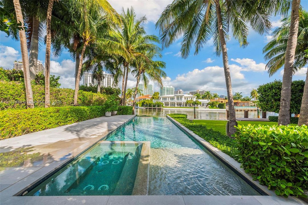 最近售出: $18,475,000 (6 贝兹, 5 浴室, 7755 平方英尺)