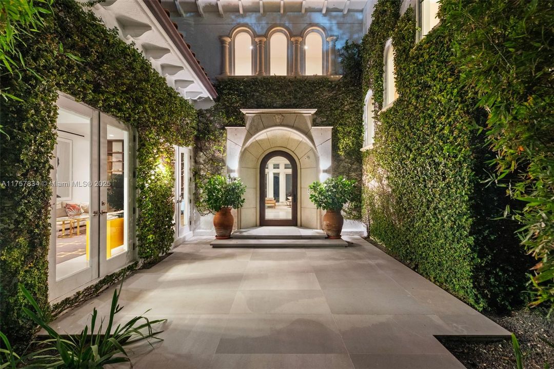 最近售出: $18,475,000 (6 贝兹, 5 浴室, 7755 平方英尺)