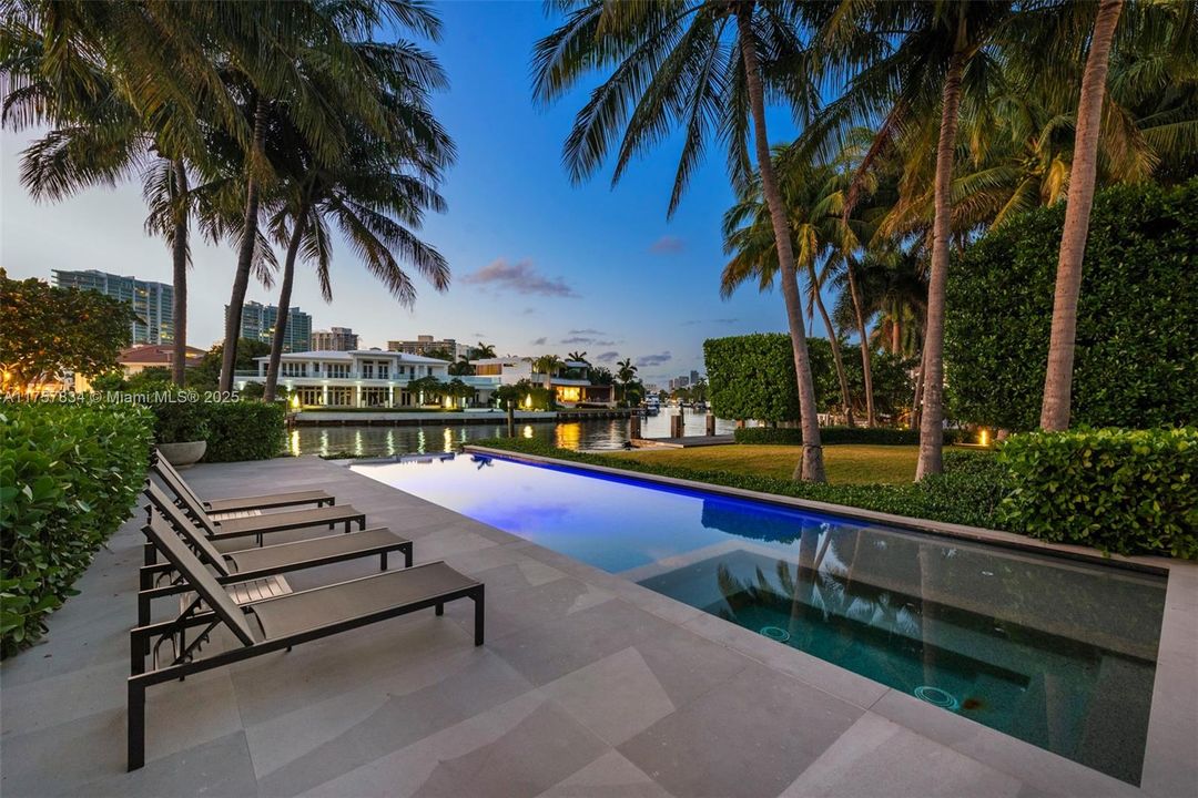 最近售出: $18,475,000 (6 贝兹, 5 浴室, 7755 平方英尺)