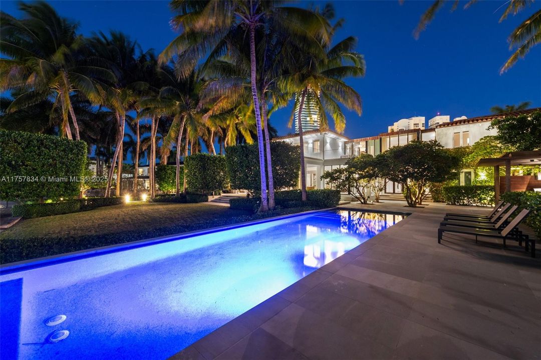 最近售出: $18,475,000 (6 贝兹, 5 浴室, 7755 平方英尺)