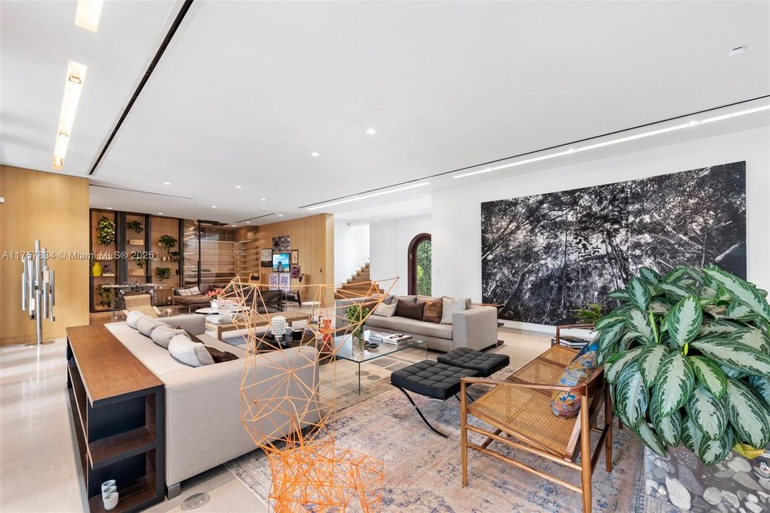 最近售出: $18,475,000 (6 贝兹, 5 浴室, 7755 平方英尺)