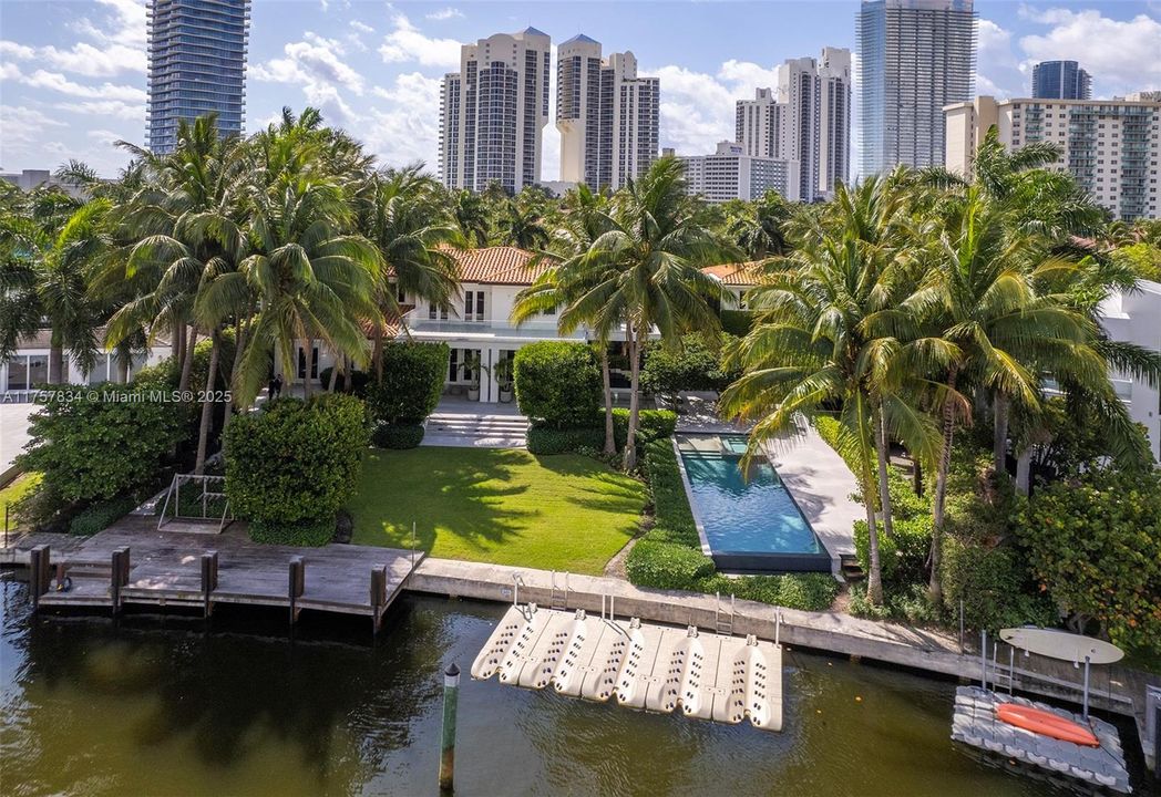 最近售出: $18,475,000 (6 贝兹, 5 浴室, 7755 平方英尺)