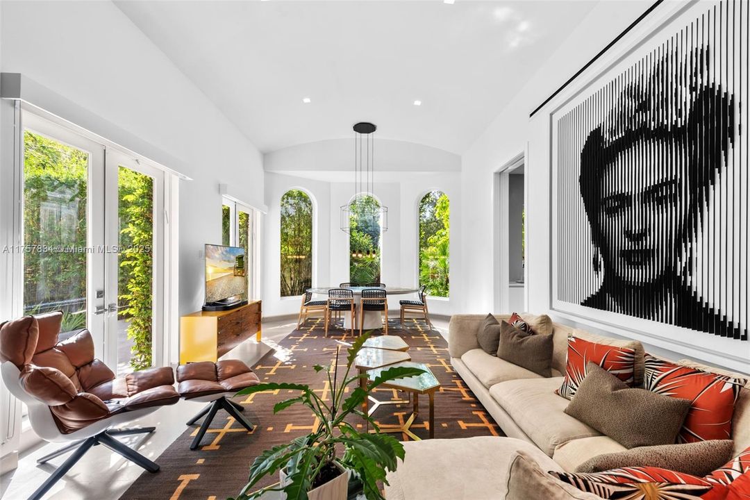 最近售出: $18,475,000 (6 贝兹, 5 浴室, 7755 平方英尺)