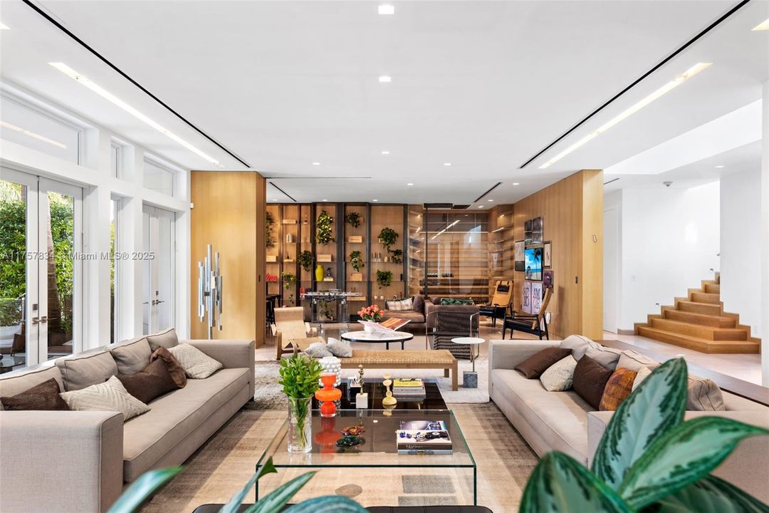 最近售出: $18,475,000 (6 贝兹, 5 浴室, 7755 平方英尺)