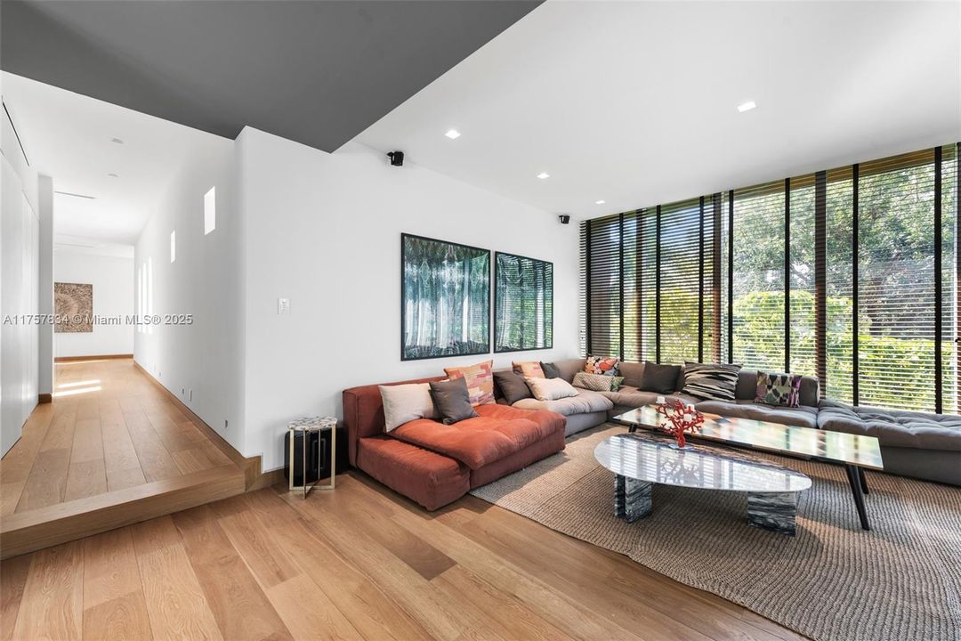 最近售出: $18,475,000 (6 贝兹, 5 浴室, 7755 平方英尺)