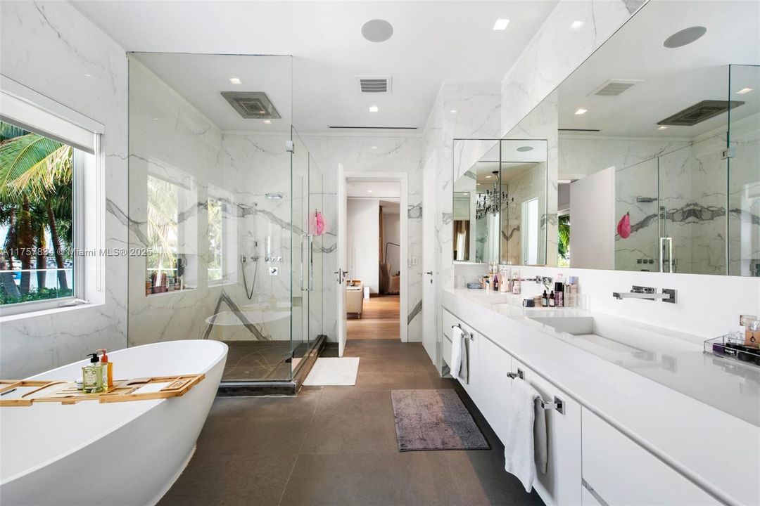 最近售出: $18,475,000 (6 贝兹, 5 浴室, 7755 平方英尺)