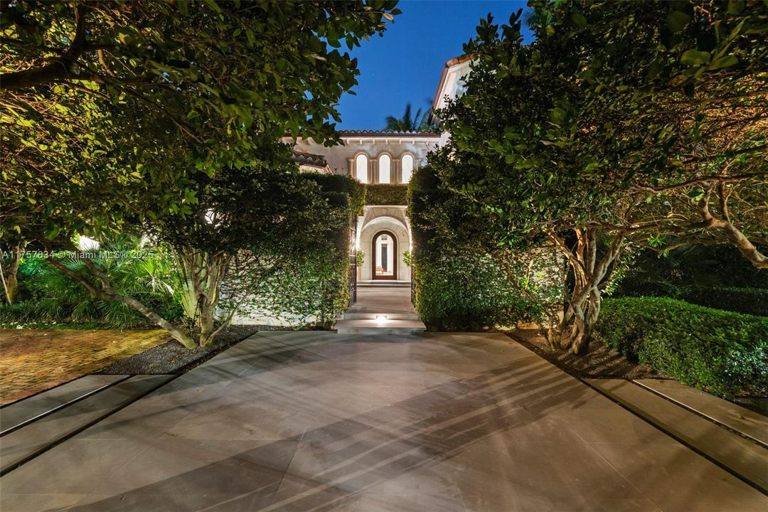 最近售出: $18,475,000 (6 贝兹, 5 浴室, 7755 平方英尺)