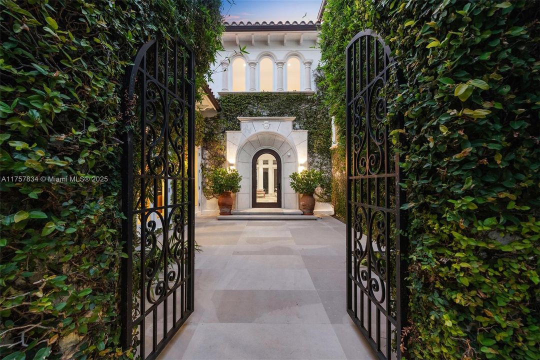 最近售出: $18,475,000 (6 贝兹, 5 浴室, 7755 平方英尺)