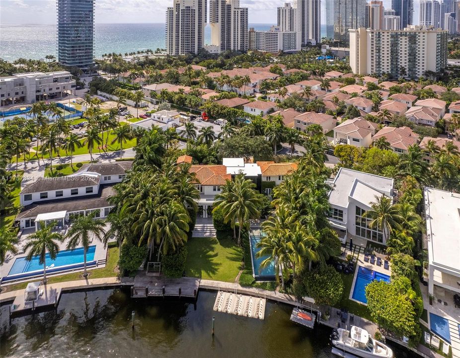 最近售出: $18,475,000 (6 贝兹, 5 浴室, 7755 平方英尺)