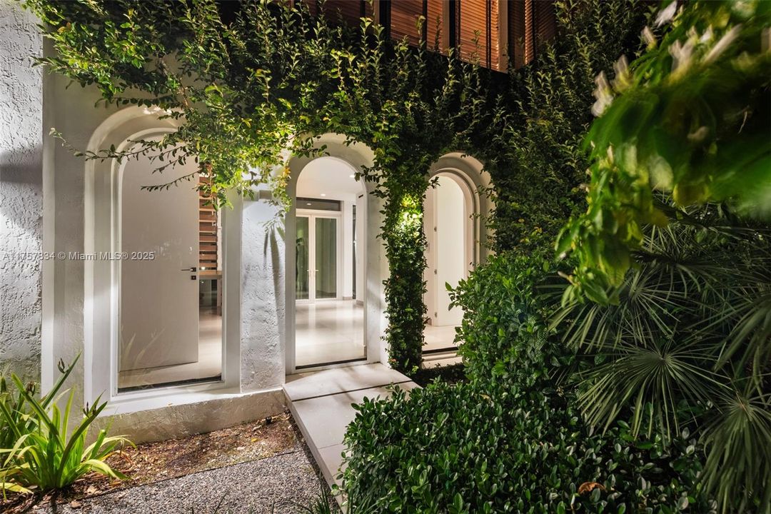 最近售出: $18,475,000 (6 贝兹, 5 浴室, 7755 平方英尺)