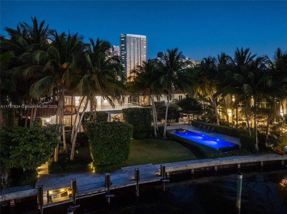 最近售出: $18,475,000 (6 贝兹, 5 浴室, 7755 平方英尺)