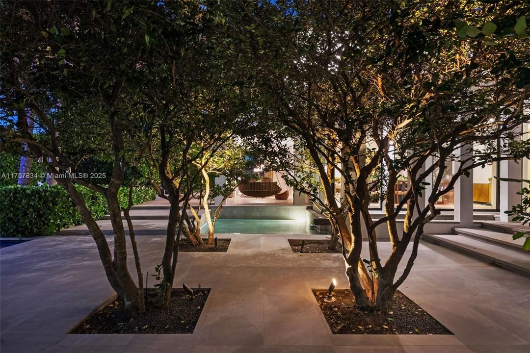 最近售出: $18,475,000 (6 贝兹, 5 浴室, 7755 平方英尺)